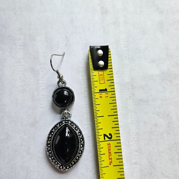 Black Earrings In Excellent Condition - Picture 3 of 3